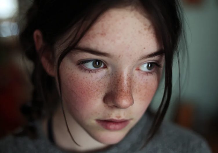 Mijn 13-jarige werd online gepest door iemand die dicht bij ons stond – toen we eindelijk de afzender vonden, wenste ik dat we dat niet hadden gedaan