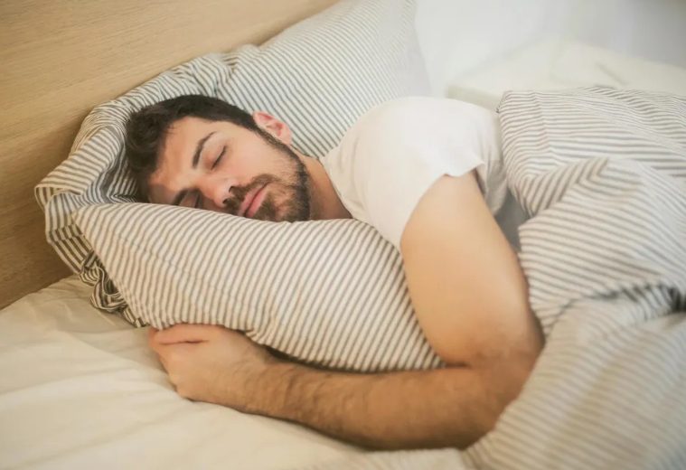 De echtgenoot begon elke nacht op de bank te slapen – de echte reden brak het hart van de vrouw