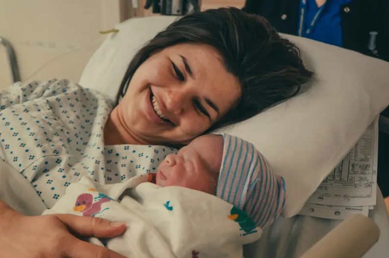 Ik adopteerde de dochter van mijn beste vriendin na haar plotselinge overlijden – toen het meisje 18 werd, zei ze tegen mij: 'Je moet je spullen inpakken!'