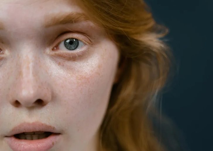 De echtgenoot begon elke nacht op de bank te slapen – de echte reden brak het hart van de vrouw
