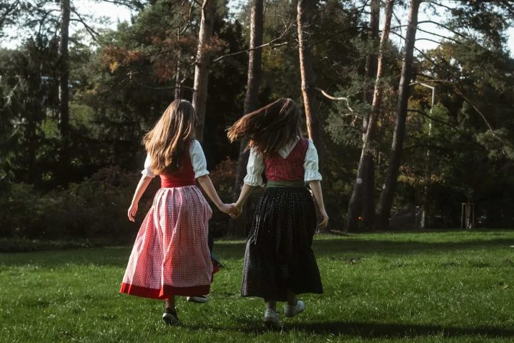 Ik adopteerde de dochter van mijn beste vriendin na haar plotselinge overlijden – toen het meisje 18 werd, zei ze tegen mij: 'Je moet je spullen inpakken!'