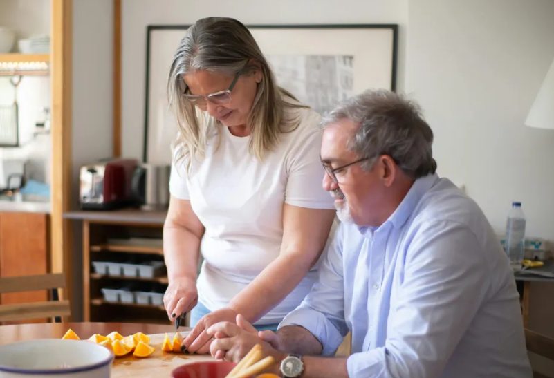 Mijn schoonouders hebben mijn moeder uit ons huis gezet en haar een ‘bedelaar’ genoemd nadat haar huis onder water stond – De reactie van mijn man liet iedereen versteld staan.