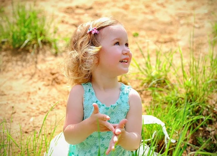 Ik werd draagmoeder voor mijn zus en haar man – maar dagen na de geboorte lieten ze de baby achter voor mijn deur.