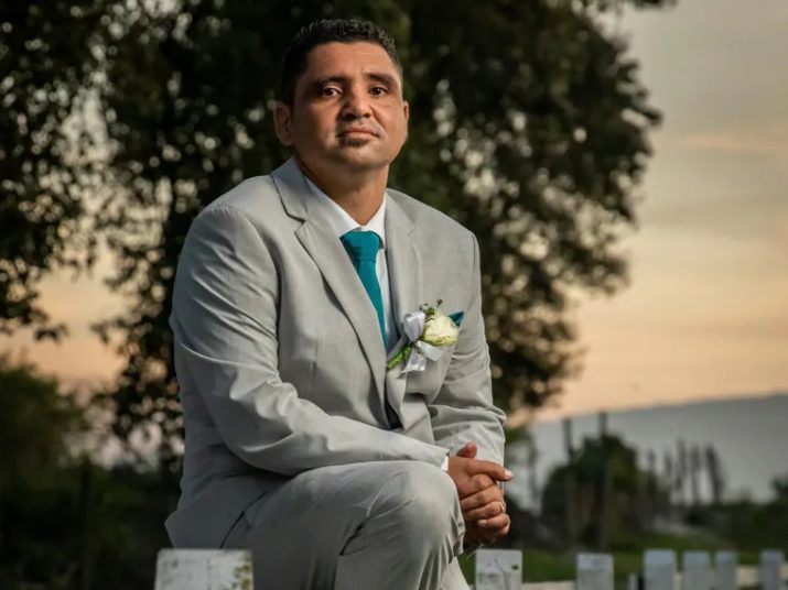 Mijn biologische vader verscheen op mijn bruiloft terwijl mijn stiefvader me naar het altaar begeleidde – Wat hij daarna deed liet ieders mond openvallen