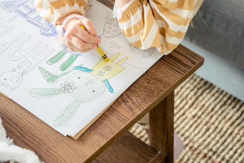 Mijn zus gaf haar geadopteerde dochter op toen ze zwanger werd van haar 'echte' kind — maar ze had niet verwacht wie er aan haar deur klopte