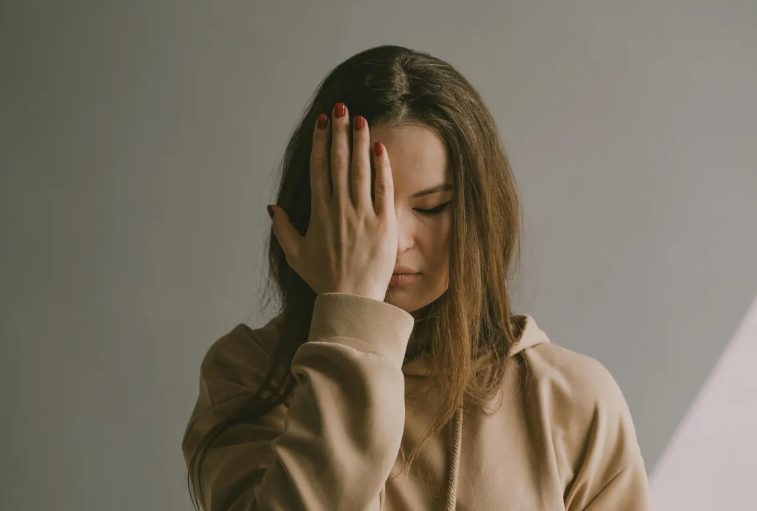 Ik adopteerde de dochter van mijn beste vriendin na haar plotselinge overlijden – Toen het meisje 18 werd, zei ze tegen mij: „Je moet je koffers pakken!”
