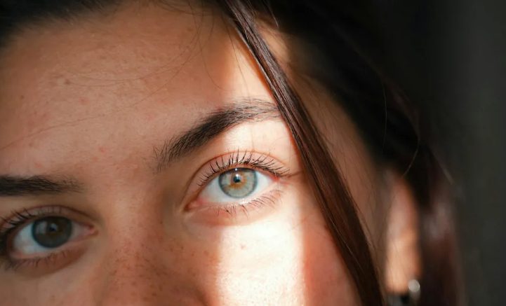 Ik dacht dat mijn vader vreemdging met mijn moeder na mijn afstuderen – maar wat hij werkelijk verborg, liet me sprakeloos