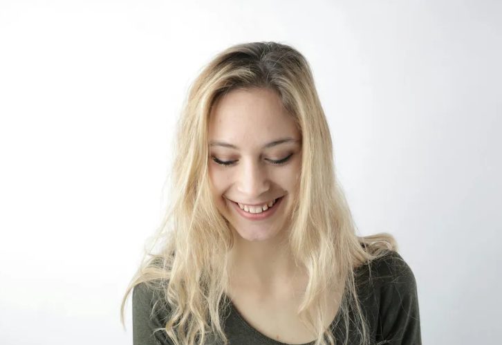 Mijn schoonmoeder zei tegen de vrouwen in haar familie dat ze wit moesten dragen op mijn bruiloft — ze verwachtte dat ik zou breken, maar mijn toespraak liet iedereen versteld staan