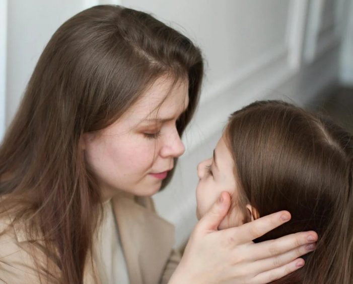 Mijn zus gaf haar geadopteerde dochter op toen ze zwanger werd van haar 'echte' kind — maar ze had niet verwacht wie er aan haar deur klopte