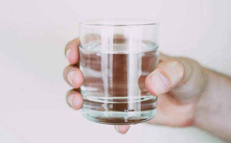 Een rijke man joeg de zoon van een arme buurman weg die alleen om water vroeg – Tien jaar later kreeg hij spijt.