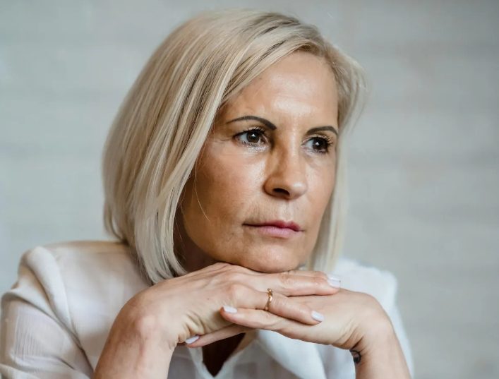 Mijn schoonmoeder zei tegen de vrouwen in haar familie dat ze wit moesten dragen op mijn bruiloft — ze verwachtte dat ik zou breken, maar mijn toespraak liet iedereen versteld staan