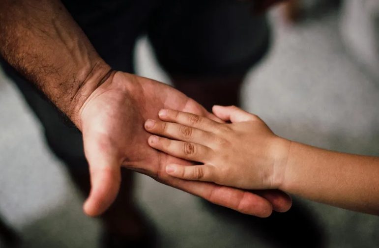 Man Zag Elke Dag Hetzelfde Meisje Alleen In Het Park Zitten – Toen Hij Eindelijk Benaderde, Brak Haar Fluistering Zijn Hart