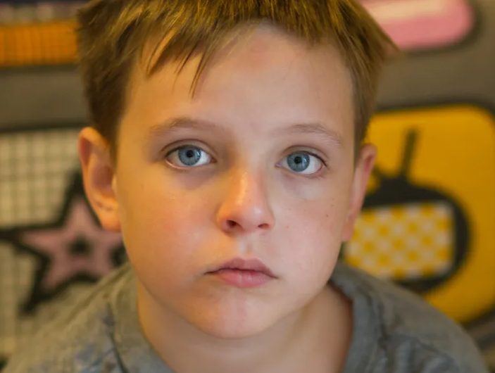 Een rijke man joeg de zoon van een arme buurman weg die alleen om water vroeg – Tien jaar later kreeg hij spijt.