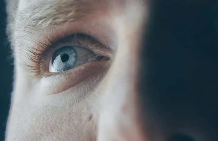 De echtgenoot begon elke nacht op de bank te slapen – de echte reden brak het hart van de vrouw