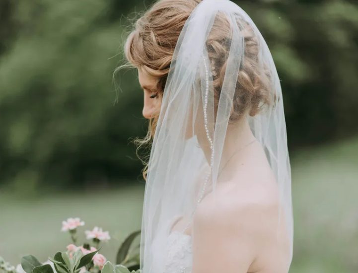 Mijn biologische vader verscheen op mijn bruiloft terwijl mijn stiefvader me naar het altaar begeleidde – Wat hij daarna deed liet ieders mond openvallen