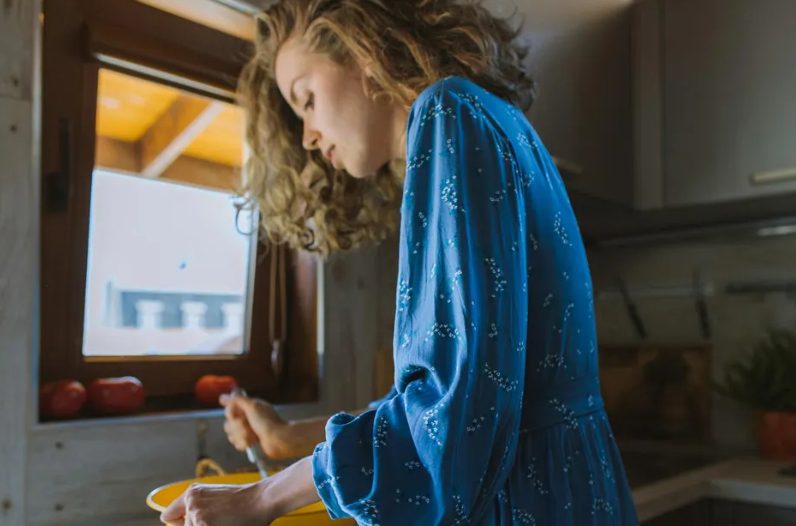 Mijn schoonmoeder zei tegen de vrouwen in haar familie dat ze wit moesten dragen op mijn bruiloft — ze verwachtte dat ik zou breken, maar mijn toespraak liet iedereen versteld staan