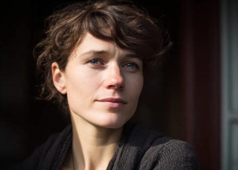 Ik gaf een cadeaubon voor boodschappen aan een arme oude vrouw – de volgende dag stopten drie limousines voor mijn veranda
