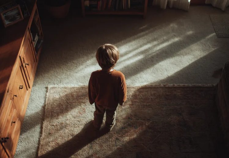 Een rijke man joeg de zoon van een arme buurman weg die alleen om water vroeg – Tien jaar later kreeg hij spijt.