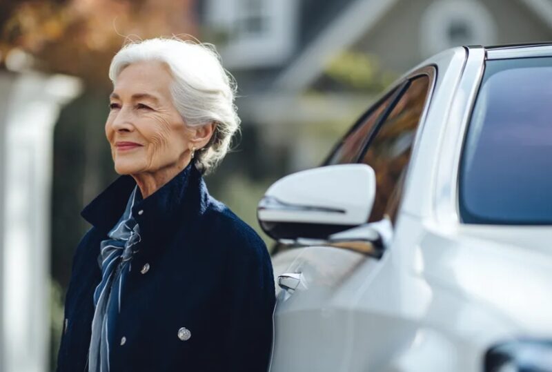 Ik gaf een cadeaubon voor boodschappen aan een arme oude vrouw – de volgende dag stopten drie limousines voor mijn veranda