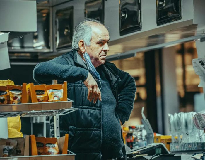 Ober ontslagen omdat hij een dakloze man in het restaurant liet blijven – De volgende ochtend verschijnt er een vliegticket op zijn deurmat