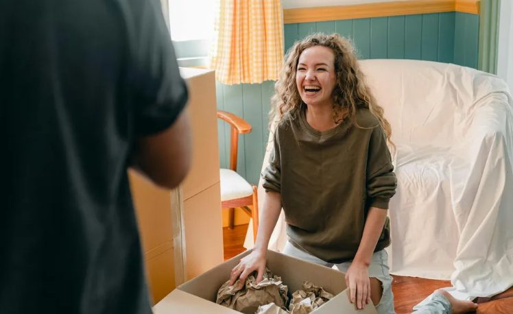 Een brand bracht onze buren naar het huis van Violet en Jim, maar in de kelder ontdekte ze een schokkend geheim — een beproeving voor vertrouwen, liefde en evenwicht in hun ogenschijnlijk rustige huwelijk.