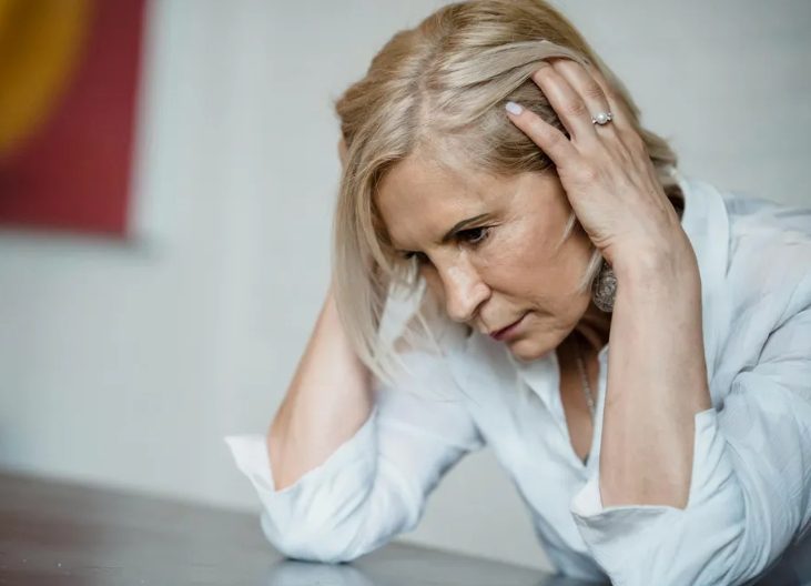 Mijn schoonmoeder zei tegen de vrouwen in haar familie dat ze wit moesten dragen op mijn bruiloft — ze verwachtte dat ik zou breken, maar mijn toespraak liet iedereen versteld staan