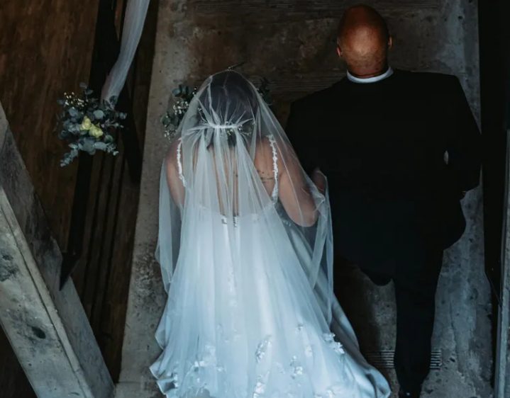 Mijn biologische vader verscheen op mijn bruiloft terwijl mijn stiefvader me naar het altaar begeleidde – Wat hij daarna deed liet ieders mond openvallen