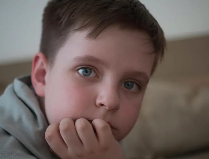 Een rijke man joeg de zoon van een arme buurman weg die alleen om water vroeg – Tien jaar later kreeg hij spijt.