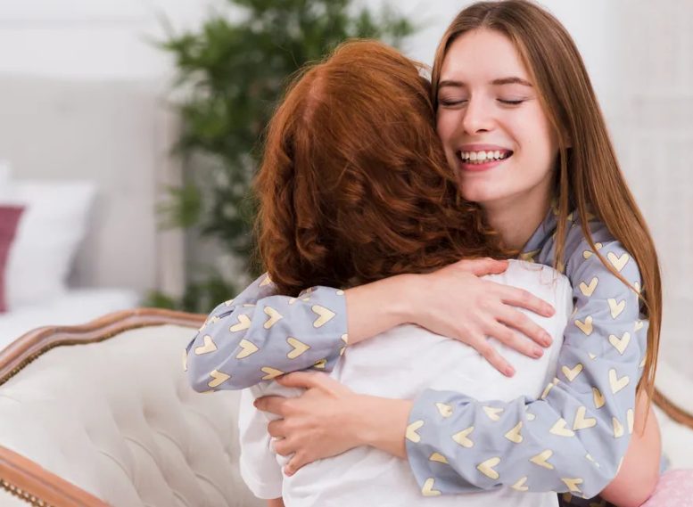 Ik adopteerde de dochter van mijn beste vriendin na haar plotselinge overlijden – toen het meisje 18 werd, zei ze tegen mij: 'Je moet je spullen inpakken!'