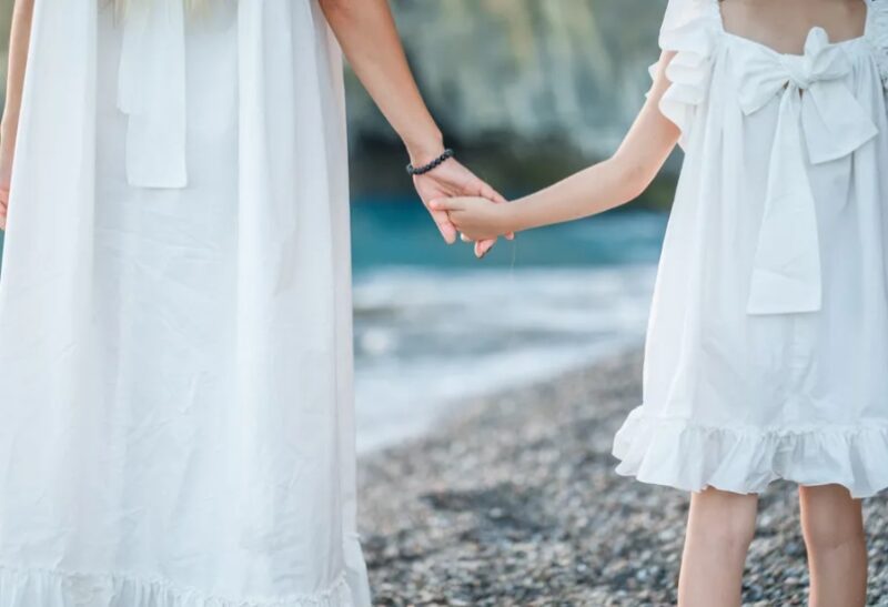 Ik adopteerde de dochter van mijn beste vriendin na haar plotselinge overlijden – toen het meisje 18 werd, zei ze tegen mij: 'Je moet je spullen inpakken!'