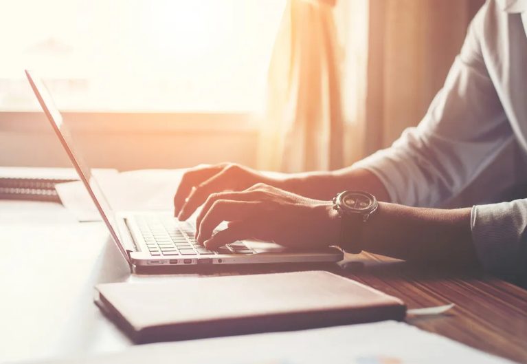 Mijn 13-jarige werd online gepest door iemand die dicht bij ons stond – toen we eindelijk de afzender vonden, wenste ik dat we dat niet hadden gedaan