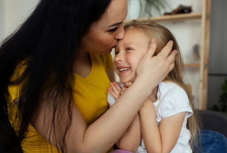 Ik adopteerde de dochter van mijn beste vriendin na haar plotselinge overlijden – toen het meisje 18 werd, zei ze tegen mij: 'Je moet je spullen inpakken!'