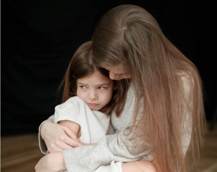 Mijn zus gaf haar geadopteerde dochter op toen ze zwanger werd van haar 'echte' kind — maar ze had niet verwacht wie er aan haar deur klopte