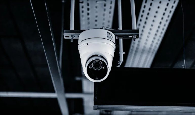 Ik eiste om de tassen van mijn schoonmoeder te controleren voordat ze mijn huis verliet — Wat ik ontdekte deed mijn bloed koken