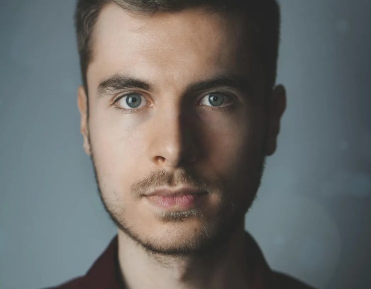 Mijn man pestte me vanwege mijn 'gerimpelde gezicht' en grijze haar – Hij kreeg er meteen spijt