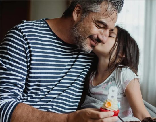 Mijn verloofde probeerde mijn dochter van onze bruiloft uit te sluiten – haar schokkende bekentenis deed me onmiddellijk afzeggen.