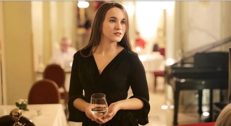 Mijn man en zijn moeder hebben me op onze trouwdag uit het restaurant gezet – toen hoorde ik een stem achter me: “Elizabeth? Ben jij dat?”