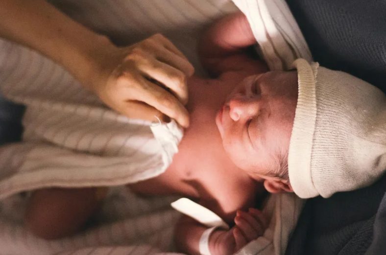 Ik werd draagmoeder voor mijn zus en haar man – maar een paar dagen na de geboorte lieten ze de baby op mijn stoep achter.
