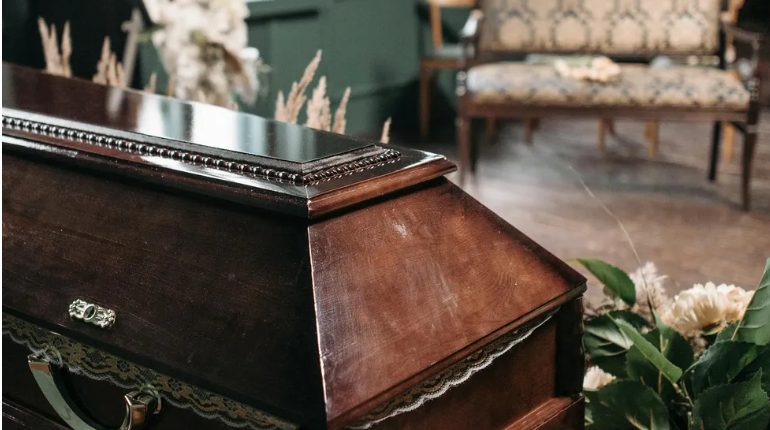 Mijn stiefmoeder vernietigde de rok die ik had genaaid van de stropdassen van mijn overleden vader – karma klopte diezelfde avond nog op onze deur.