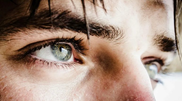Mijn man vergat zijn telefoon thuis – toen hoorde ik een voicemail van een onbekende jongen die zei: “Hoi, pap.”