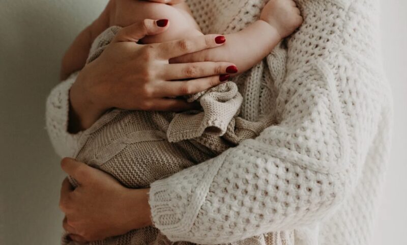 Op een drukke vlucht worstelde ik met mijn huilende baby toen een onbeschofte man tegen me zei dat ik mezelf met mijn kind in het vliegtuigtoilet moest opsluiten tot we landden. Alleen één vriendelijke vreemdeling merkte mijn vernedering op en greep in. De pester had geen idee wie deze man was… of waartoe hij in staat was.