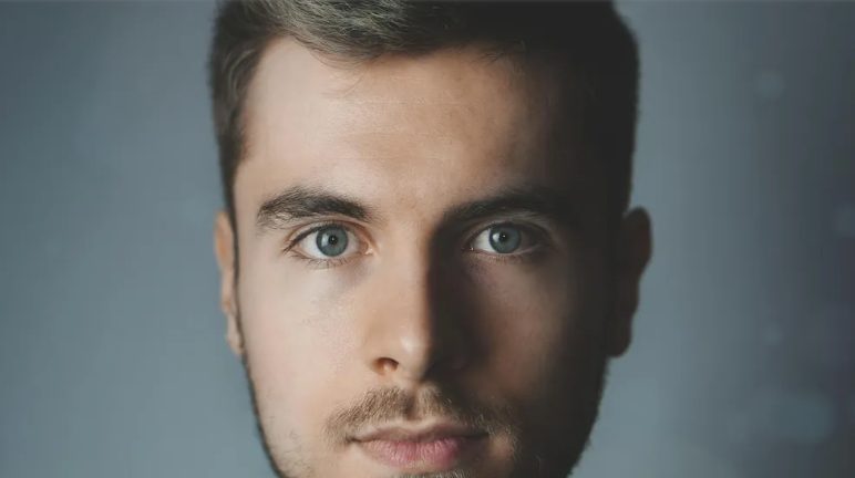 De verloofde van mijn ex-man kwam naar mijn huis om mij en mijn vier kinderen uit te zetten — dus vocht ik voor de toekomst van mijn kinderen.