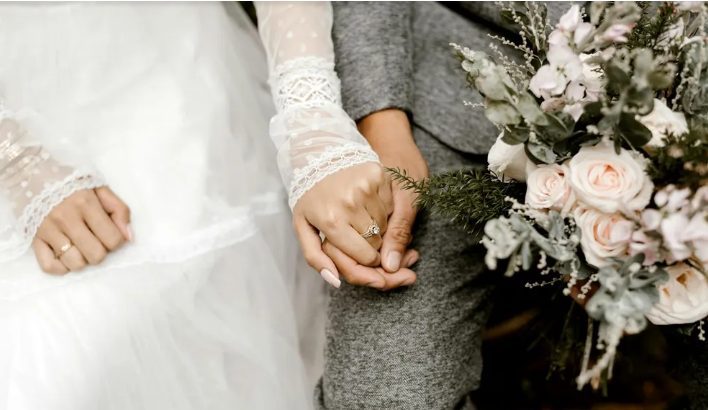 Mijn vader nodigde mijn broer en mij uit voor zijn bruiloft met de vrouw met wie hij onze moeder bedroog – hij had geen idee dat hij daar snel spijt van zou krijgen.