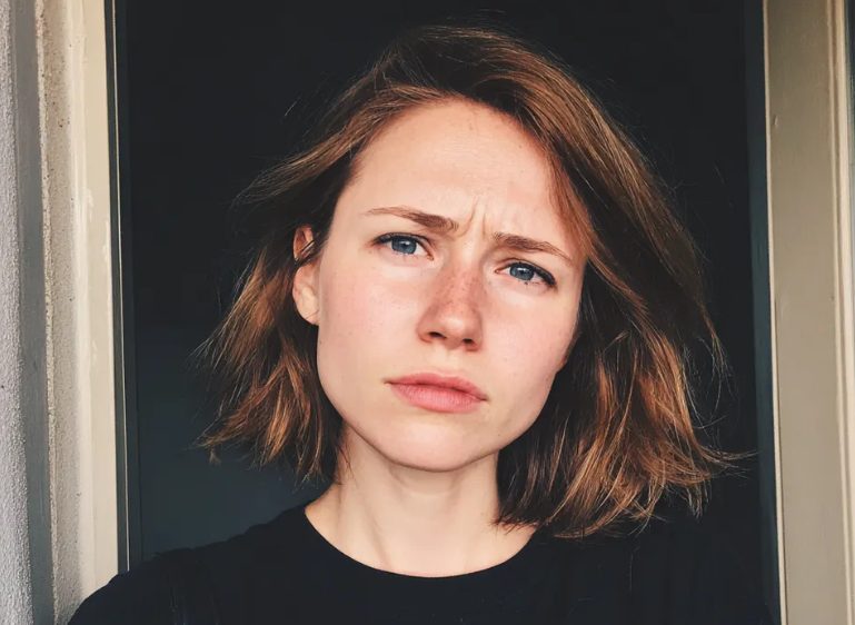 Ik vond een achtergelaten baby in een lift – een jaar later ontdekte ik de waarheid over het kind.