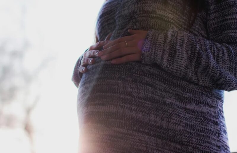 Mijn schoonmoeder gaf haar zoon een envelop op onze babyshower – de waarheid erachter dreigde onze familie bijna te ruïneren