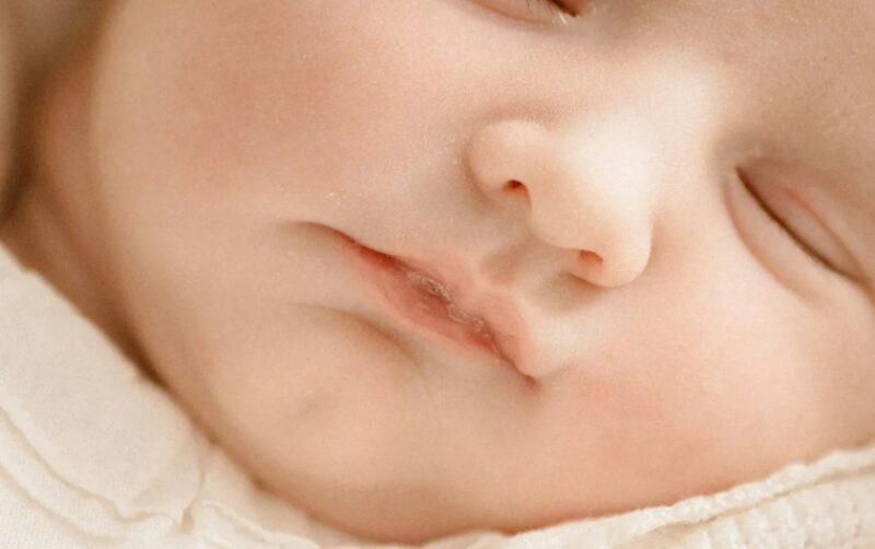 Op een drukke vlucht worstelde ik met mijn huilende baby toen een onbeschofte man tegen me zei dat ik mezelf met mijn kind in het vliegtuigtoilet moest opsluiten tot we landden. Alleen één vriendelijke vreemdeling merkte mijn vernedering op en greep in. De pester had geen idee wie deze man was… of waartoe hij in staat was.