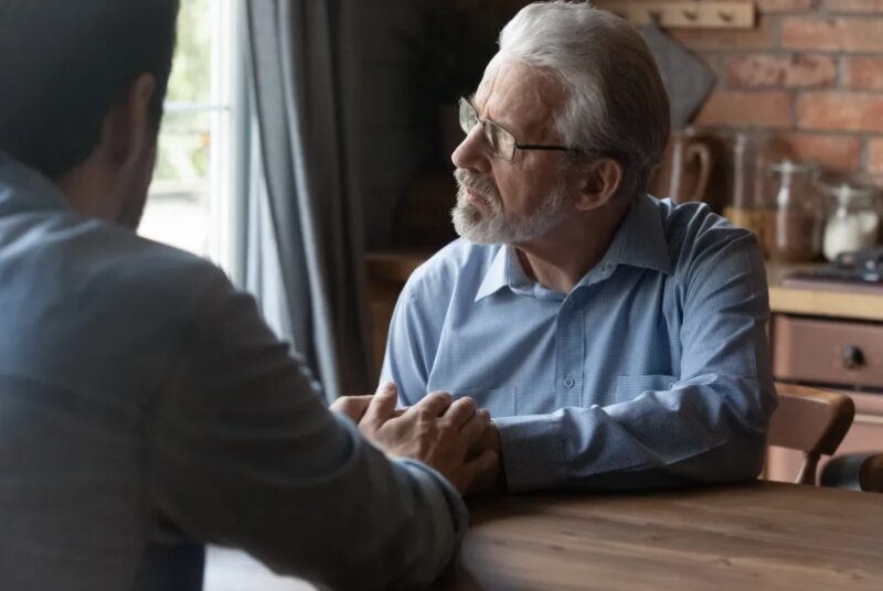 Ik liet mijn zoon een DNA-test doen dat het vaderschap bevestigde, maar toen belde de moeder van zijn verloofde en maakte mij volledig sprakeloos.
