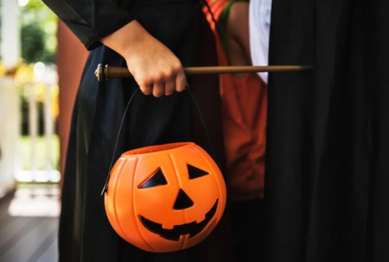 Mijn schoonmoeder nodigde alle kinderen uit bij haar thuis, maar verbood alleen mijn zesjarige om mee te doen met trick-or-treat — Toen ik wist waarom, leerde ik haar een les die ze niet zal vergeten.
