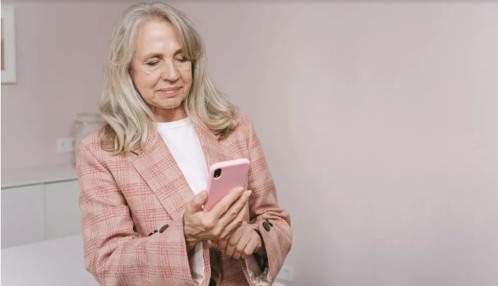 Mijn schoonmoeder Vernietigde Mijn Gehoorapparaten Door Mij in het Zwembad te Gooien Tijdens Mijn Bruiloft – Ze Zag Dit Niet Aankomen