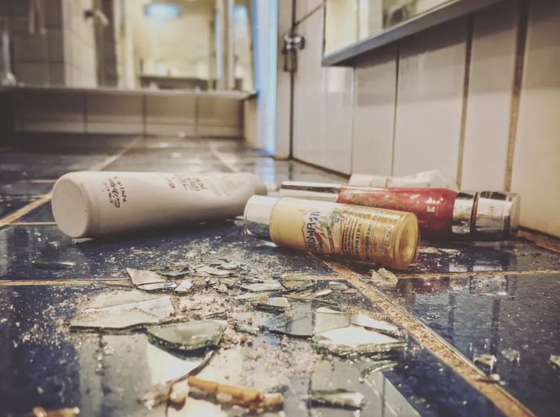 Mijn zwangere schoonzus trok bij mij in nadat ik een doodgeboren baby had gekregen, en mijn man begon haar als een prinses te behandelen – tot het moment dat de druppel de emmer deed overlopen.